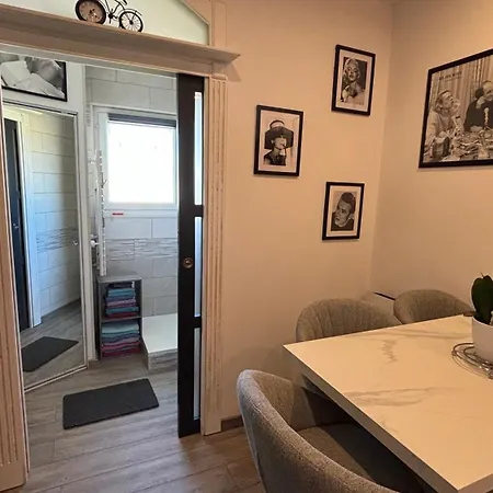Apartment Biscarrosse-villa Classee 3 Etoiles, 4 Personnes, 2 Chambres, 2 Sdb, Entre Lacs Et Ocean, Grande Piscine Privee Ouverte En Saison