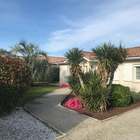 Biscarrosse-villa Classee 3 Etoiles, 4 Personnes, 2 Chambres, 2 Sdb, Entre Lacs Et Ocean, Grande Piscine Privee Ouverte En Saison Бискаррос